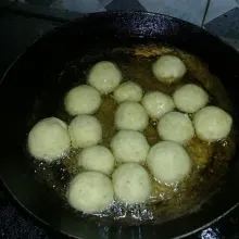 Goreng pada minyak panas dengan api kecil hingg matang dan kecoklatan, angkat tiriskan.