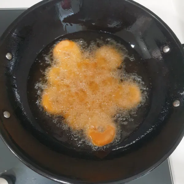 Panaskan minyak goreng, goreng kuih keria sampai matang.