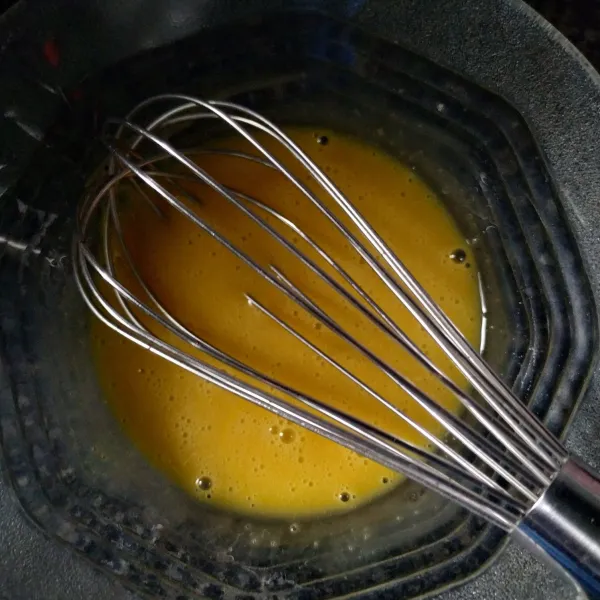 Adonan A: kocok kuning telur menggunakan whisk