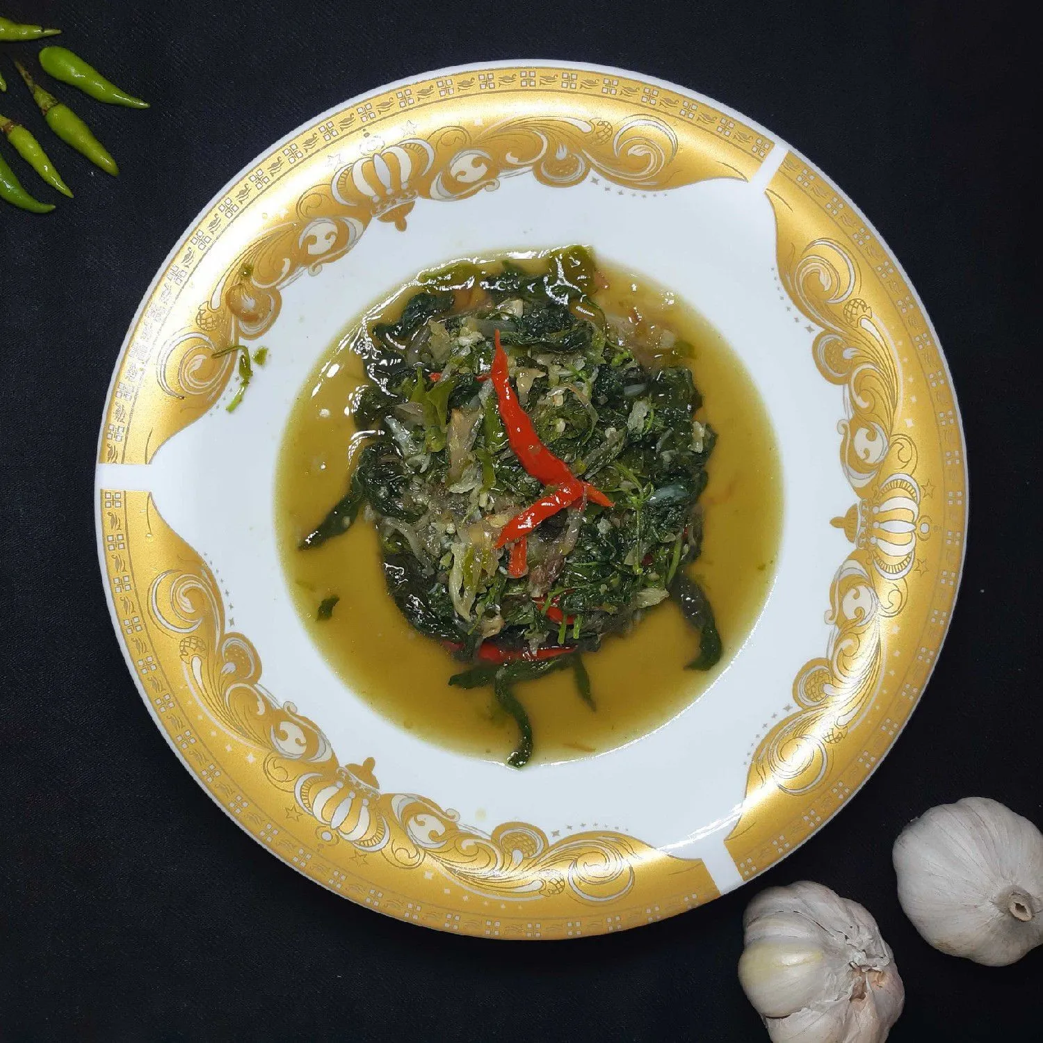 Sayur bayam super pedas dalam piring dengan berbagai lauk pendamping