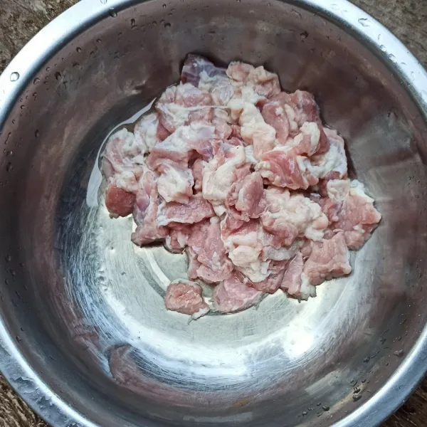 Potong dadu daging sapi  dan bersihkan.