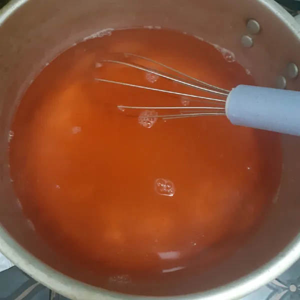 Masukan agar jelly ke dalam panci, aduk hingga rata menggunakan whisk
