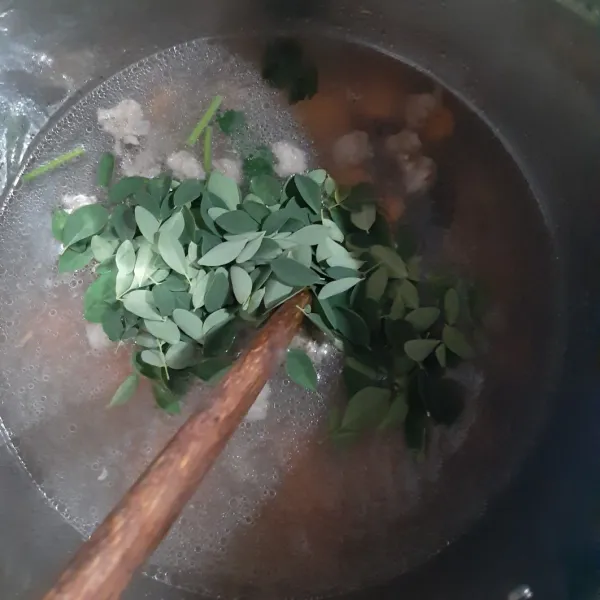 Masukkan daun kelor, seledri dan daun bawang rebus 3 menit. Sayur sop siap disajikan.
