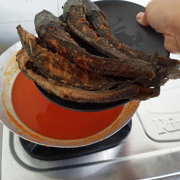 Setelah mendidih, masukkan lele, diamkan 5 menit dengan api kecil hingga bumbu meresap.
