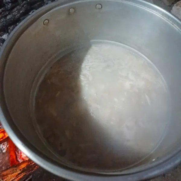 Masukkan santan dan bumbu halus, masak hingga matang