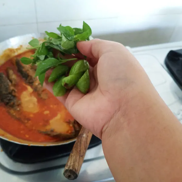 Kemudian masukkan belimbing wuluh dab daun kemangi. Aduk sebentar kemudian angkat.
