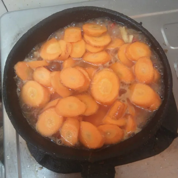 Masukkan wortel, masak hingga wortel dan ayam empuk, angkat sajikan