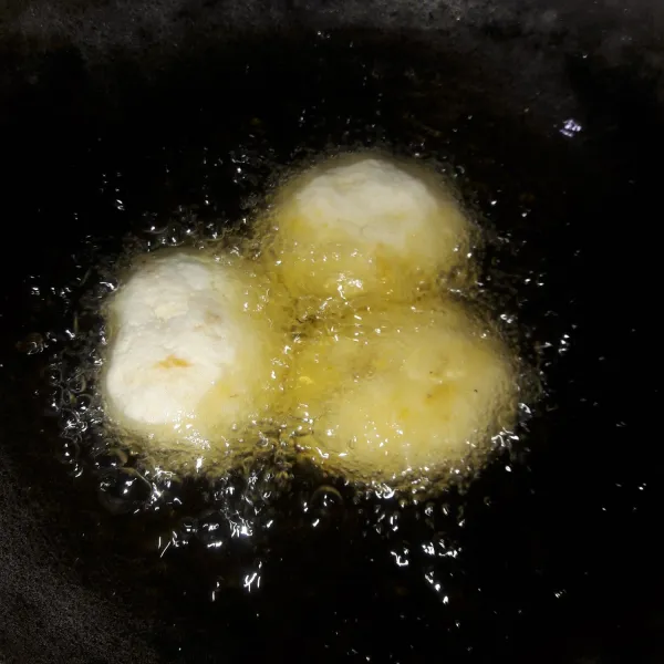 Panaskan minyak, goreng dengan api kecil, masak sampai warna kuning keemasan.