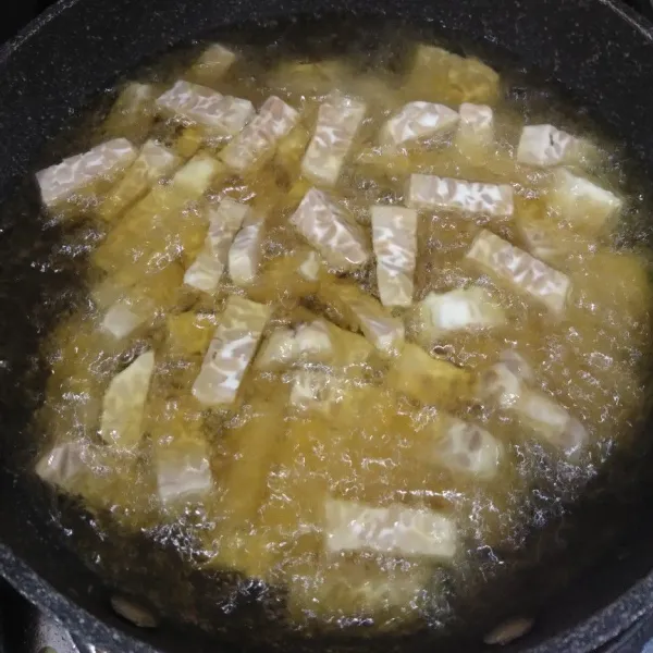 Goreng tempe sampai matang.