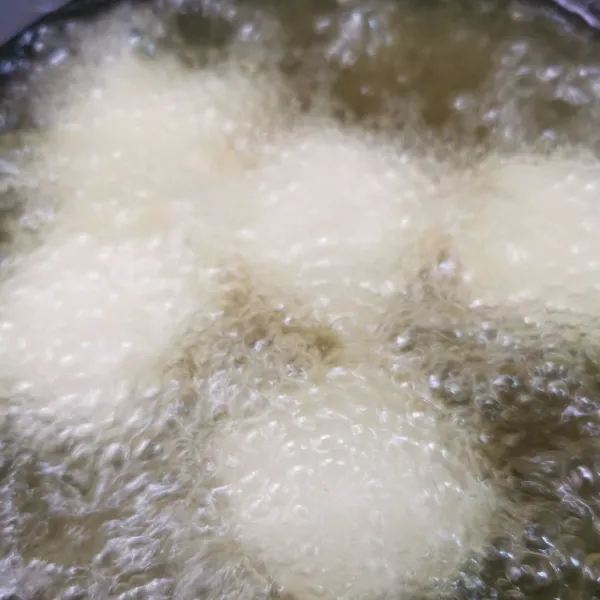 Gulingkan tahu ke dalam tepung maizena. Kemudian goreng kurang lebih 90 detik hingga kulit garing. Angkat dan tiriskan.