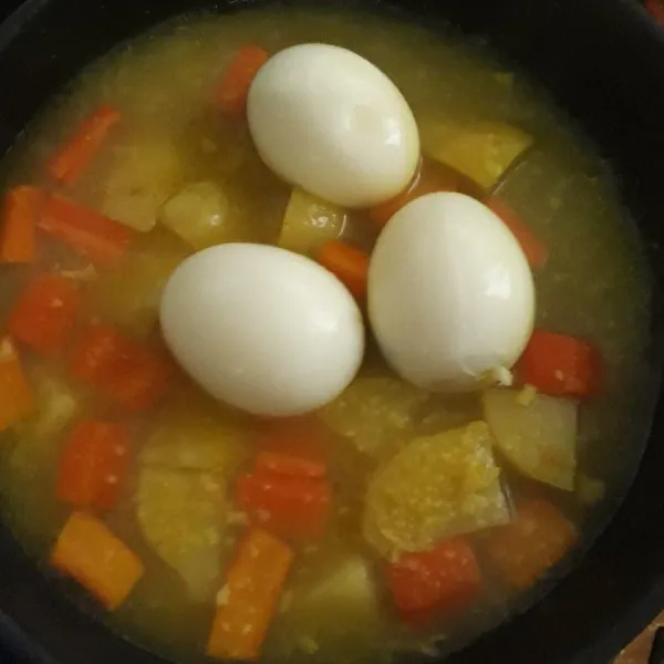 Setelah beberapa saat, masukan telur rebus.