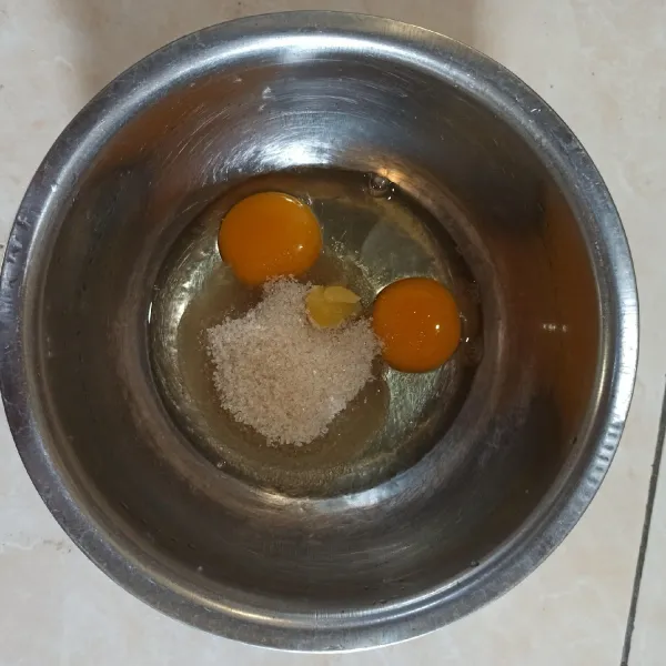 Kocok telur, gula, dan SP hingga mengembang kira-kira 15 menit