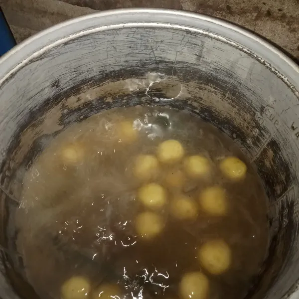 Siapkan panci masukan air lalu masak  sampai mendidih masukan bola-bola ubi masak sampai mengambang.