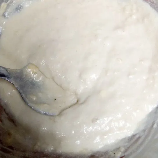 Satukan tepung terigu, gula pasir, garam halus dan secukupnya air bersih, aduk hingga tercampur rata.