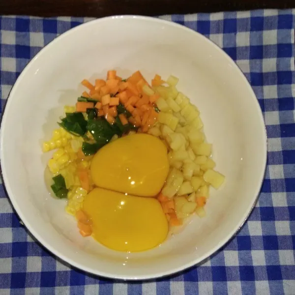 Siapkan mangkuk dan masukan wortel, kentang, jagung dan daun bawang , masukan telur satu persatu.