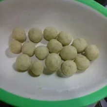 Bentuk bulat bulat atau sesuai selera, lakukan sampai selesai.