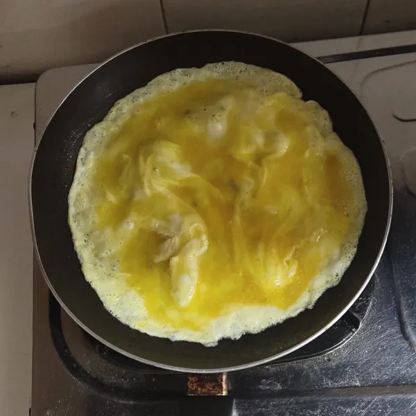 Goreng telur.