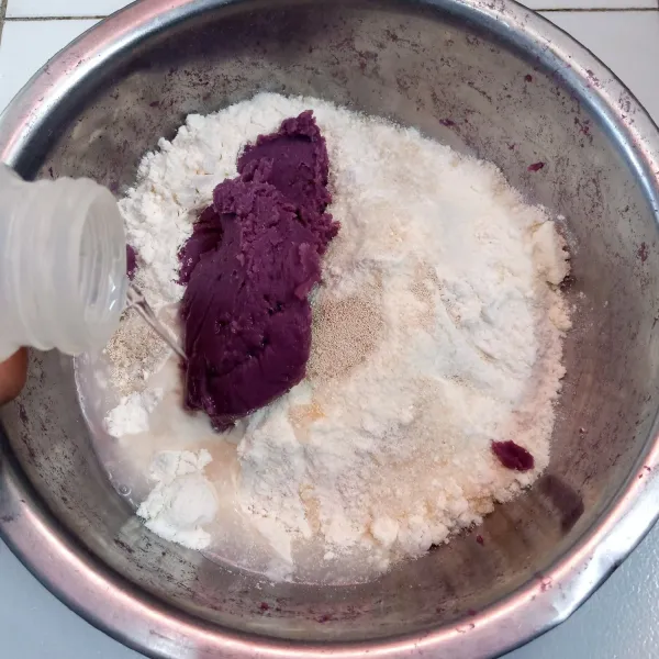 Siapkan wadah masukkan tepung terigu, susu bubuk, kentang, gula,ragi instan dan telur. Tuang air sedikit demi sedikit. Uleni sampai setengah kalis.