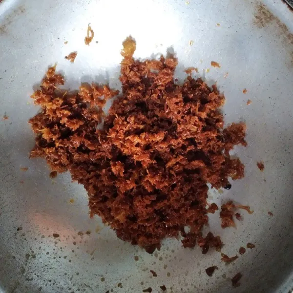 Masukkan ubi goreng, aduk cepat hingga larutan gula merata.