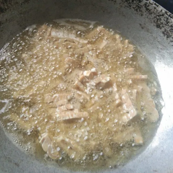 Goreng tempe hingga matang, angkat dan tiriskan