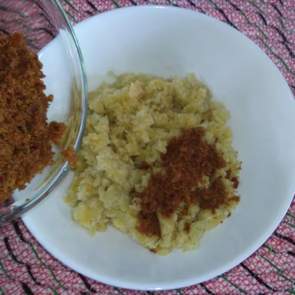 Masukkan dalam wadah ubi jalar halus dan gula merah, aduk hingga rata, jika suka tekstur lembek boleh tambahkan sedikit air.