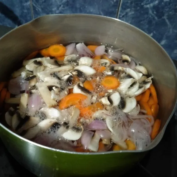 Kemudian masukkan jamur dan wortel.