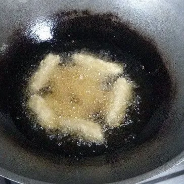 Setelah 15 menit, keluarkan stik umbi uwi. Lalu goreng dalam minyak panas hingga matang. Angkat dan tiriskan.