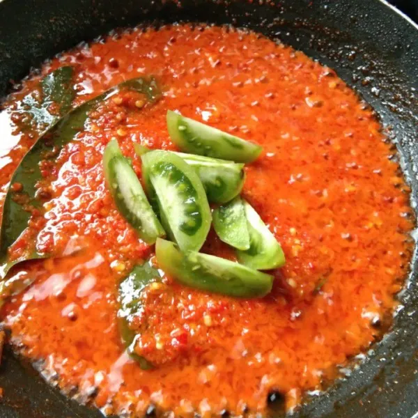 Tambahkan irisan tomat dan masak hingga berminyak.