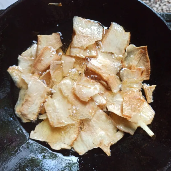 Panaskan minyak goreng, goreng Singkong hingga kecoklatan