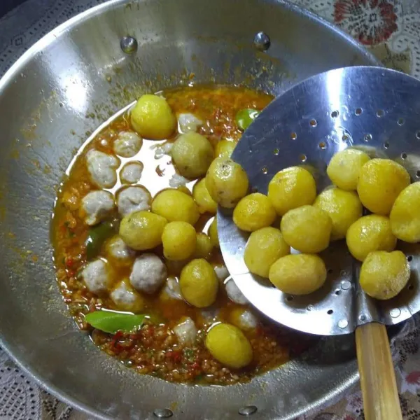 Tambahkan air, lalu masukkan baso dan kentang.