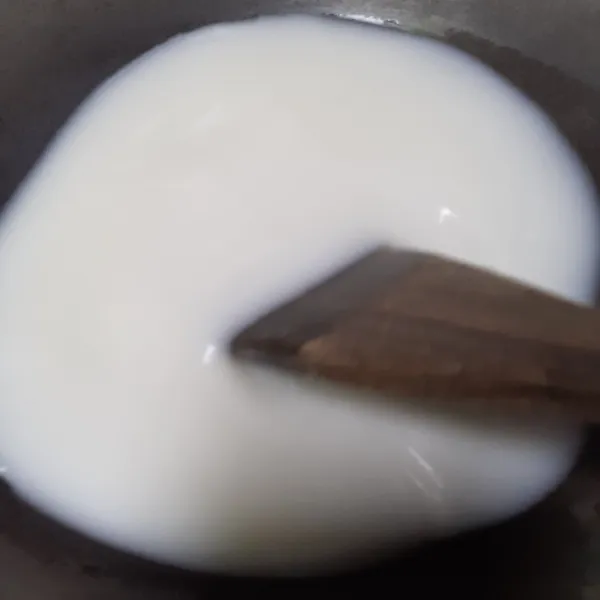 Campur ketiga jenis tepung dengan air kelapa, aduk sampai halus dan tidak menggerindil, sisihkan. Lalu didihkan susu cair dan gula pasir dengan api kecil