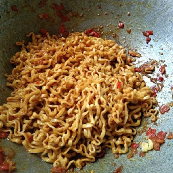 Aduk dan masak hingga mie goreng matang.