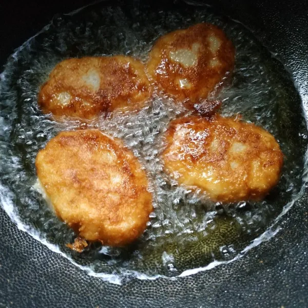 Goreng di minyak panas hingga kecoklatan