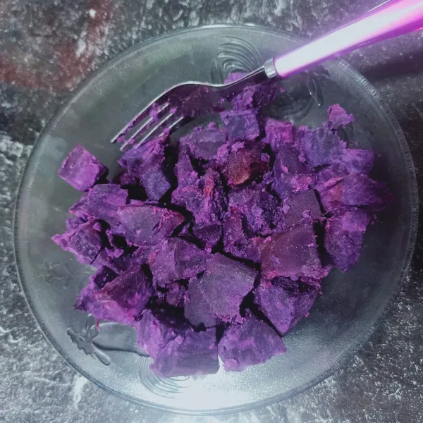 Potong kecil ubi ungu yang telah direbus, kemudian lumatkan sampai halus.
