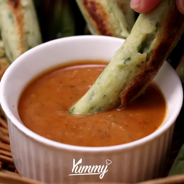 Otak-Otak Ayam Panggang siap disajikan dengan bumbu kacang sesuai selera.