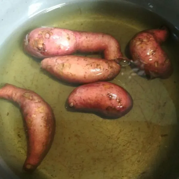 Rebus ubi hingga empuk, selagi panas haluskan ubi tambahkan garam aduk hingga rata.