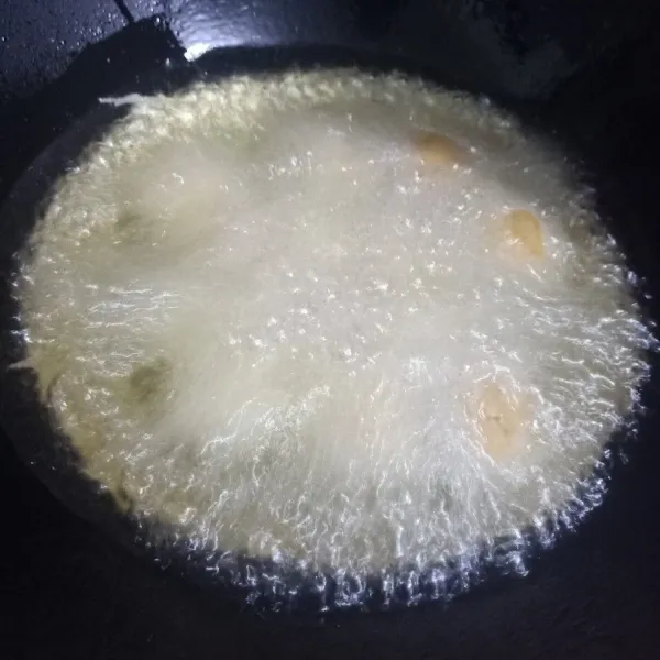 Lalu goreng dalam minyak panas.