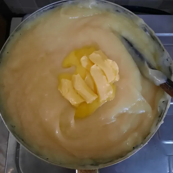 Masukkan margarine, biarkan margarine meleleh. Matikan api dan dinginkan.