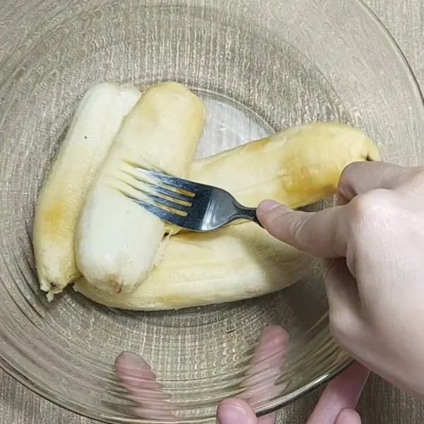 Hancurkan pisang menggunakan garpu sampai halus.