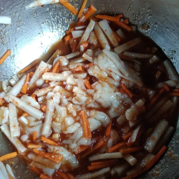 Campuran potongan wortel dan lobak dengan campuran bumbu. Aduk rata.