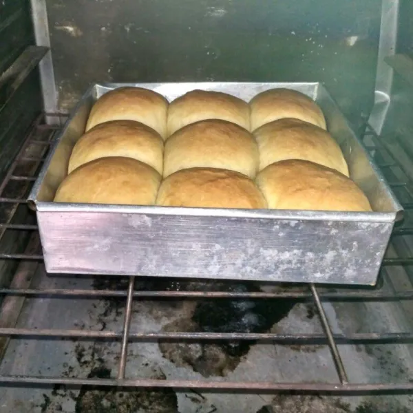 Lalu masukkan kedalam oven dan panggang hingga roti matang.