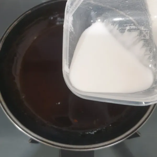 Masukan larutan tepung tapioka kedalam air rebusan gula kawung.