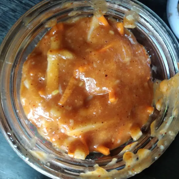 Taruh kimchi mentah ke dalam toples kaca, tutup rapat. Diamkan selama 2 hari