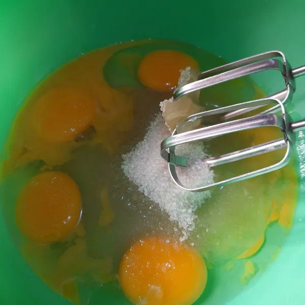 Siapkan wadah. masukkan telur, gula, sp. Mixer hingga mengembang.