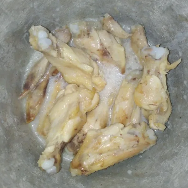 Potong sayap ayam menjadi 3 bagian. Rendam dalam adonan basah dari tepung maizena yang sudah dibumbui garam, merica, & penyedap rasa. Sisihkan.