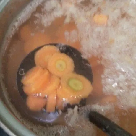 masukkan wortel. masak hingga setengah matang.