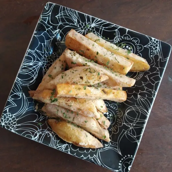 Taburi dengan keju atau parley kering, sajikan potato wedges cocolan saus sambal atau mayones.