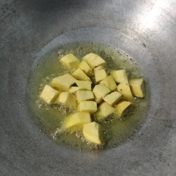 Panaskan minyak goreng, masukan ubi goreng. Goreng hingga berwarna coklat keemasan, lalu diangkat dan tiriskan.