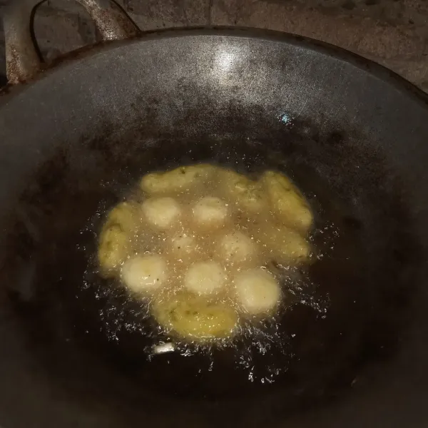 Siapkan wajan panaskan minyak lalu goreng sampai matang angkat.