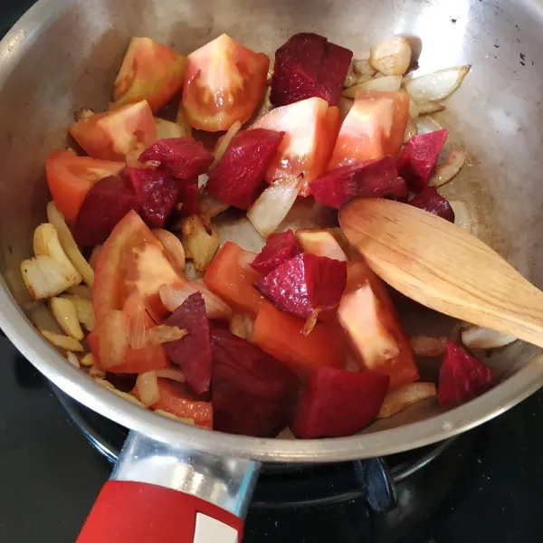 Masukkan bit, tomat, dan air. Masak hingga air menyusut dan buah bit lunak.